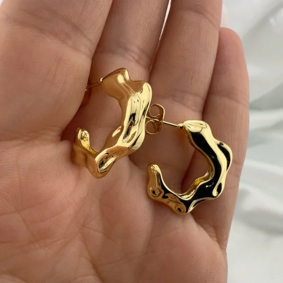 Zara 18k Gold Color Plated Wave Design Gold Hoop Earrings - Picture 8 of 9